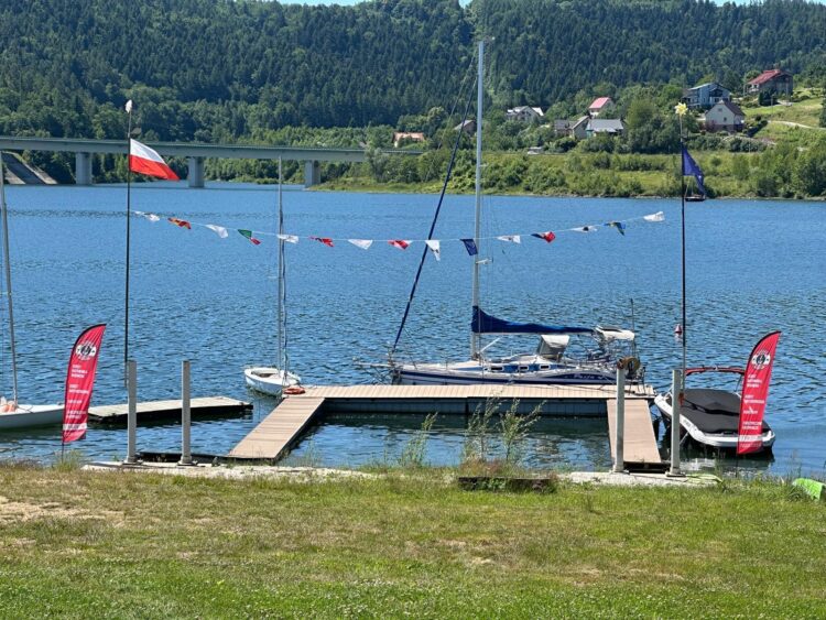 jezioro-mucharskie-sternik-motorowodny