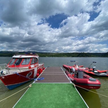 niedzica-zamek-port-motorowki-sternik